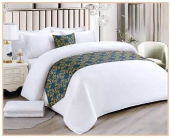 alt="مفرش نفرين 8 قطع باللون الأبيض مع شال زخرفي كحلي ذهبي يمنح السرير مظهراً فخماً وأنيقاً"